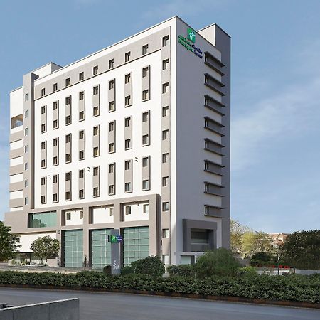Holiday Inn Express Ahmedabad Prahlad Nagar By Ihg Extérieur photo