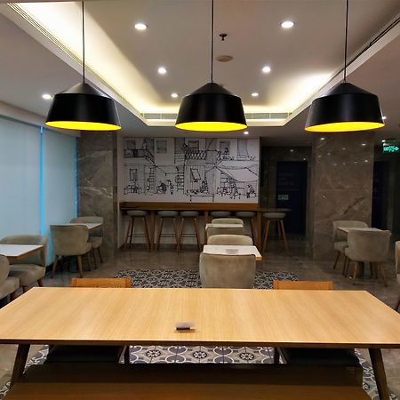 Holiday Inn Express Ahmedabad Prahlad Nagar By Ihg Extérieur photo