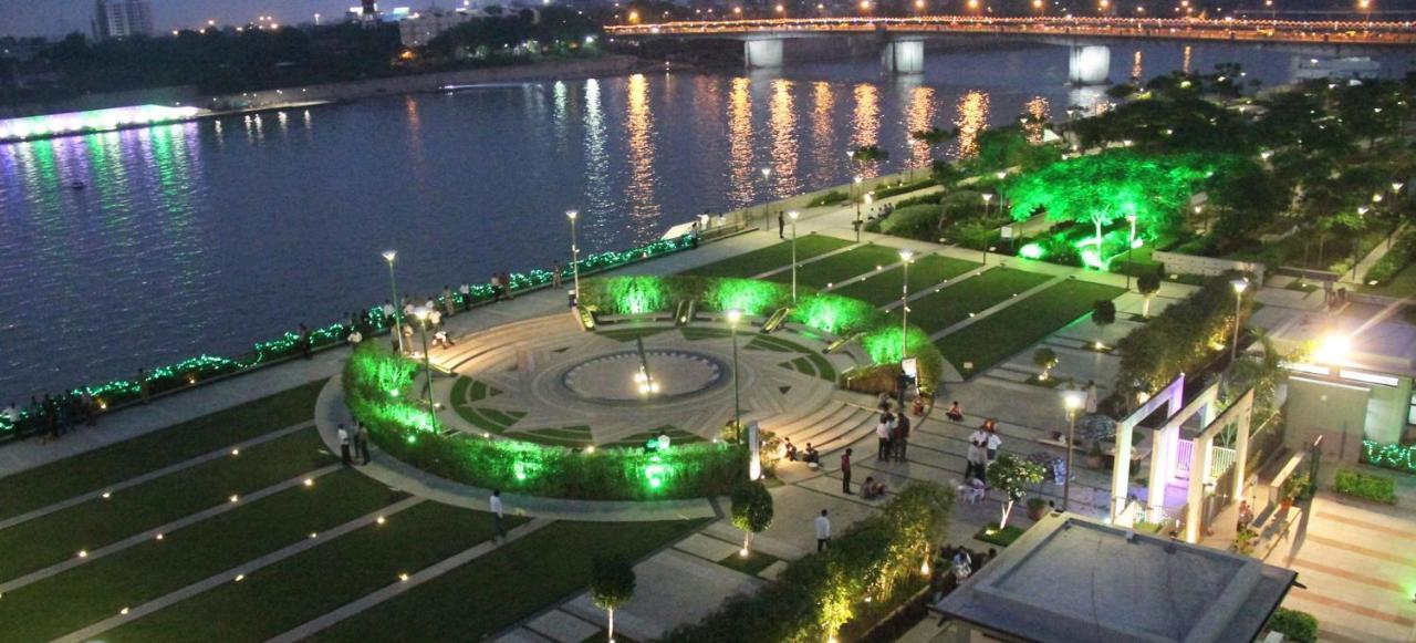 Holiday Inn Express Ahmedabad Prahlad Nagar By Ihg Extérieur photo