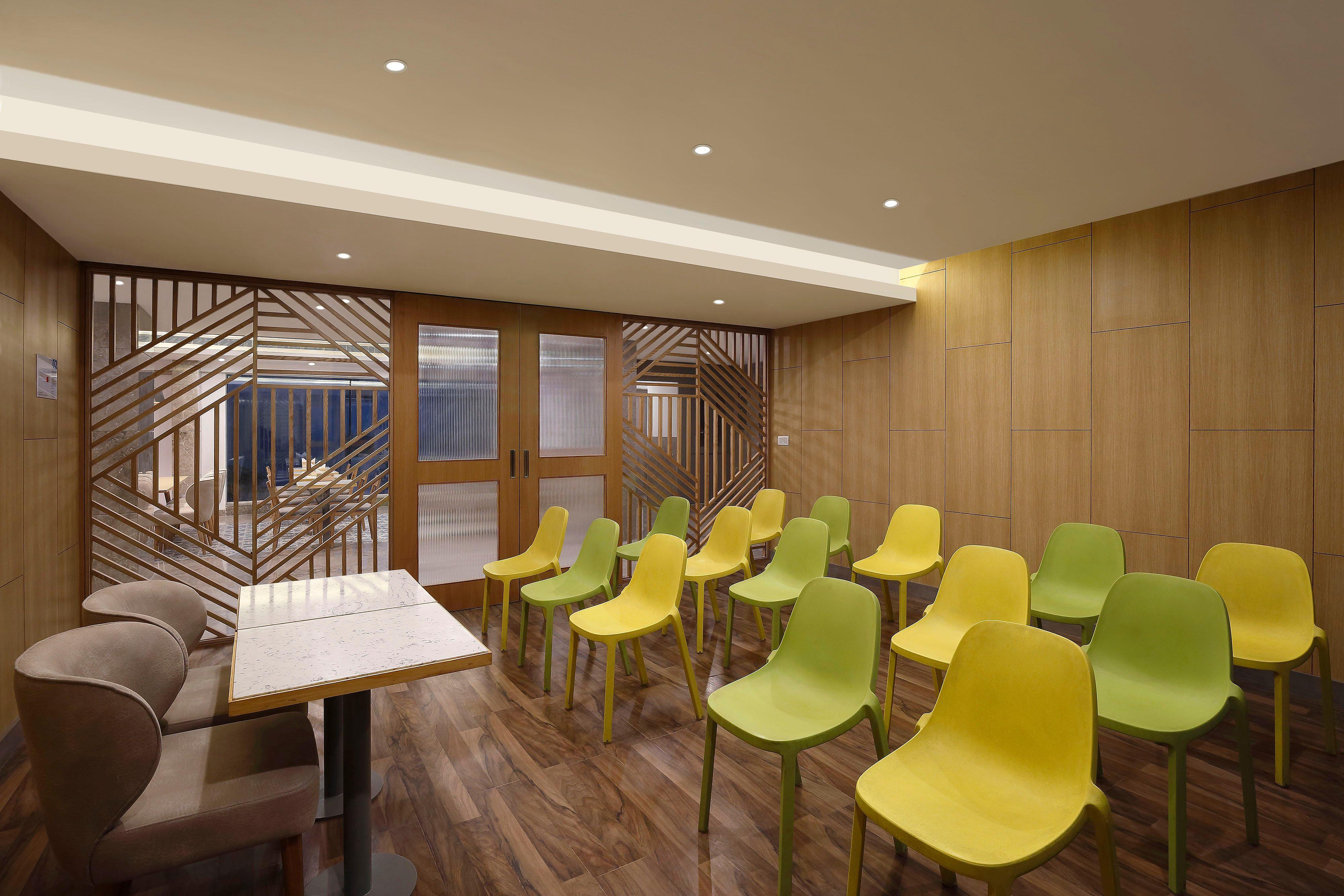 Holiday Inn Express Ahmedabad Prahlad Nagar By Ihg Extérieur photo