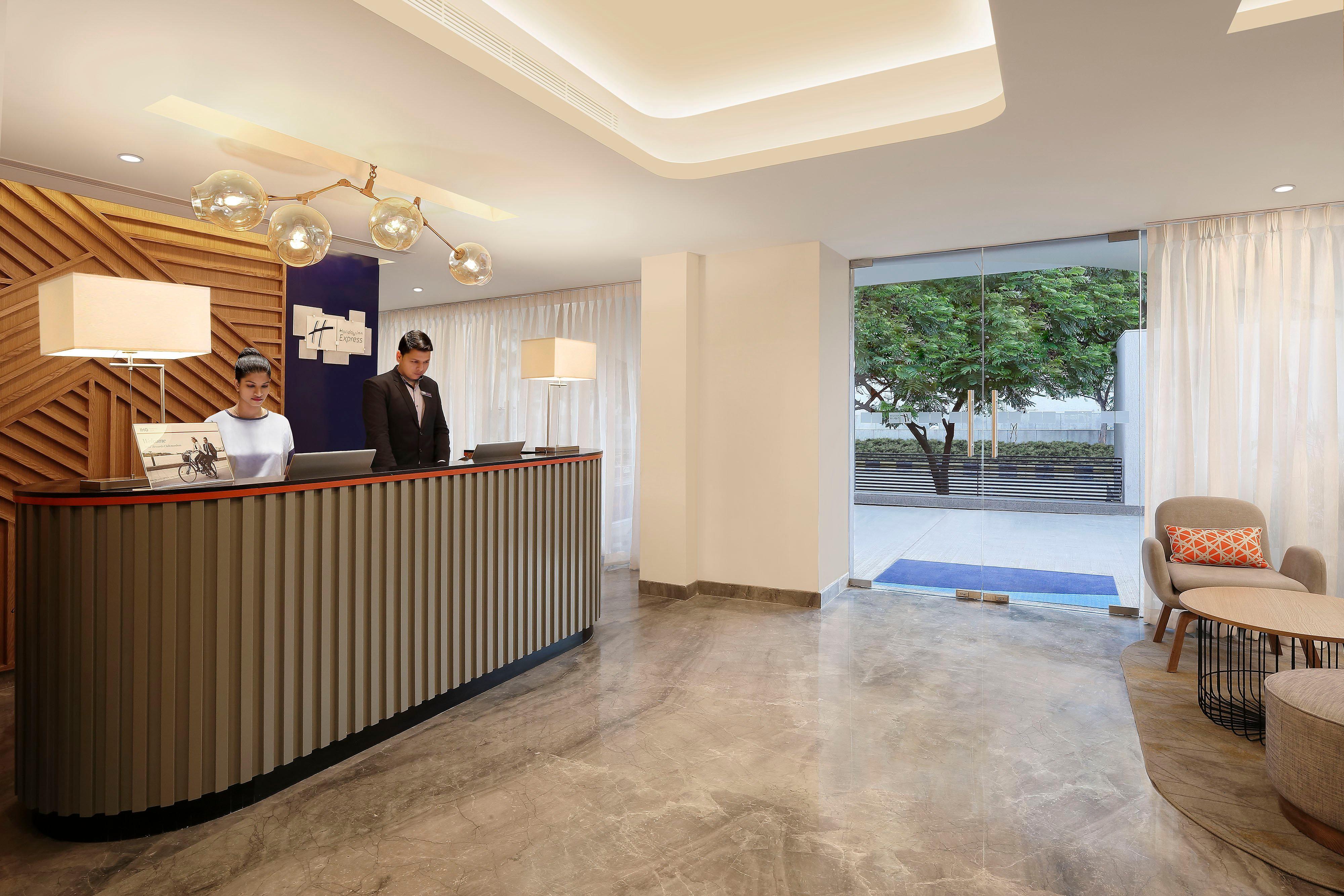Holiday Inn Express Ahmedabad Prahlad Nagar By Ihg Extérieur photo